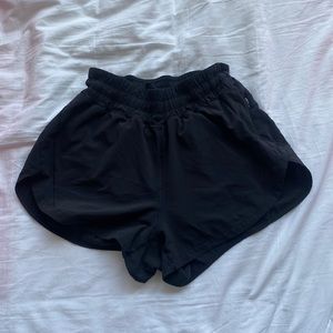 Lululemon track that 3inch, size 6